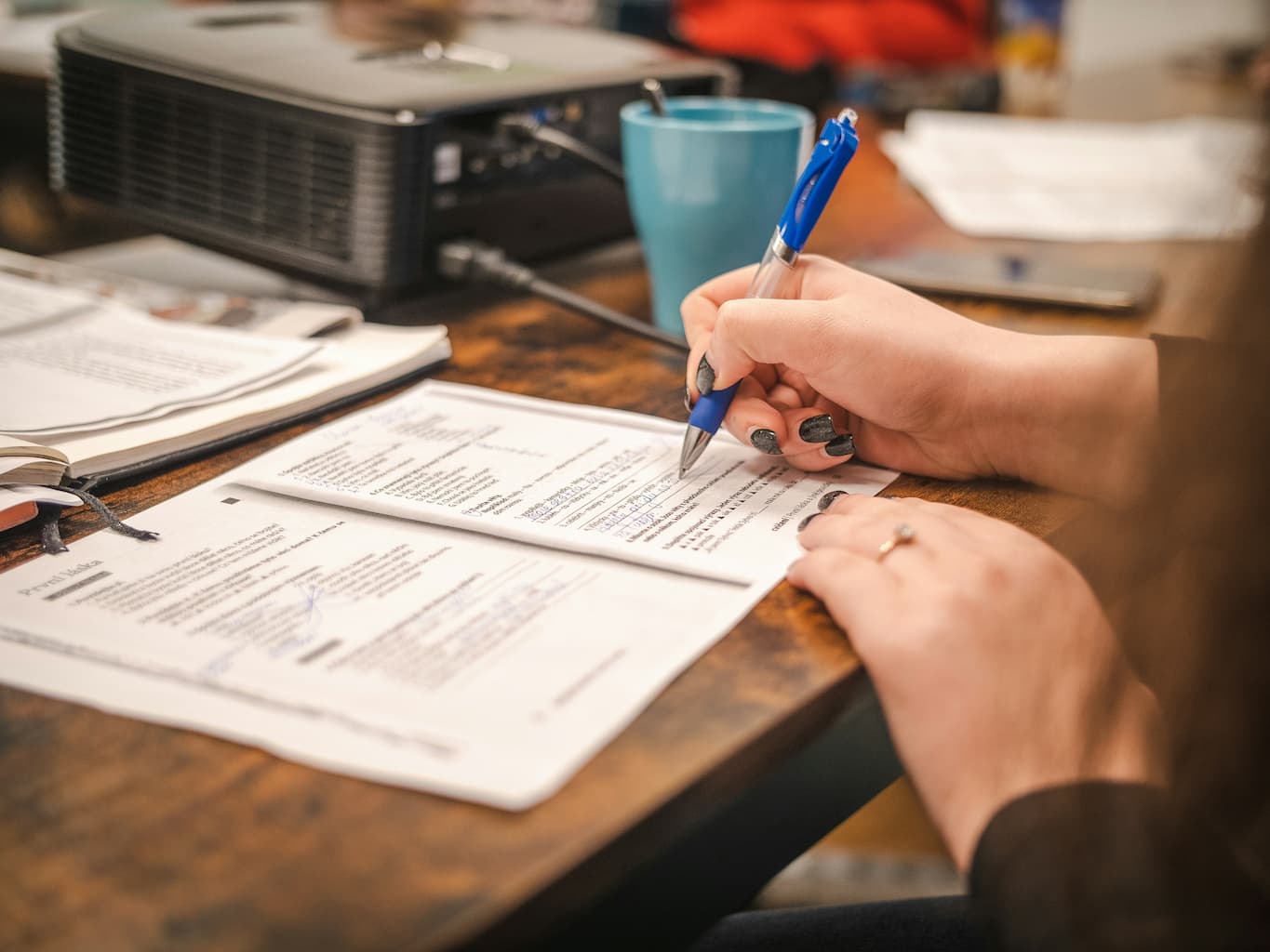 Persona que rellena un formulario de solicitud para conseguir un alojamiento