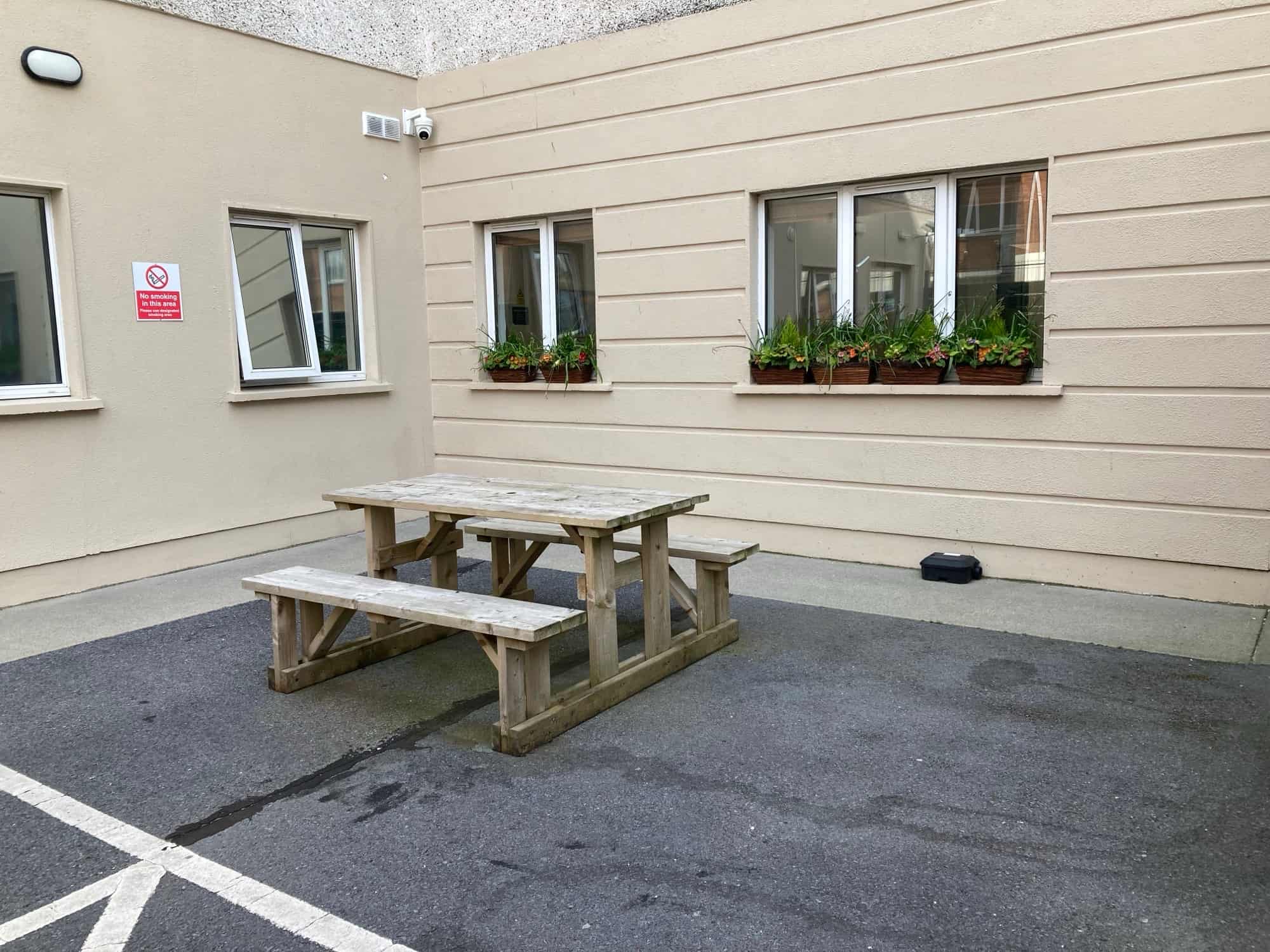 Zona de descanso al aire libre en un centro de acogida de IPAS