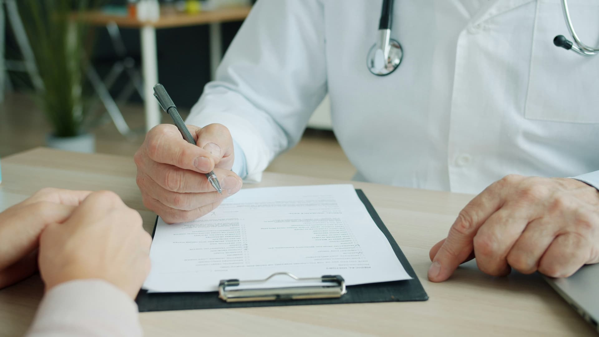 Un cadru medical care completează un formular medical legat de accesarea serviciilor medicale